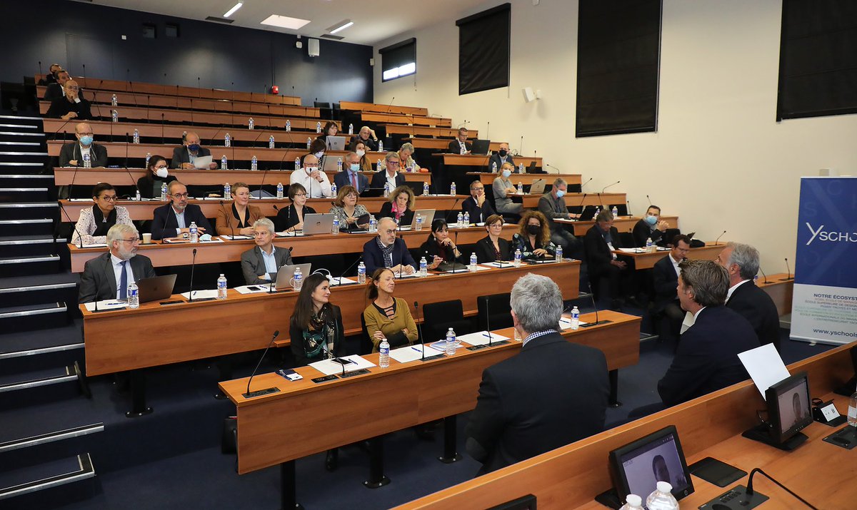 VilledeTroyes's tweet photo. SÉMINAIRE DES GRANDES ÉCOLES
Lors du Séminaire de l’Union des Grandes Ecoles Indépendantes (#UGEI), @francoisbaroin a tenu à saluer Etienne Craye, président, et @FrancisBecard, directeur de @yschools_edu, rappelant que l’enseignement sup’ est le fer de lance du territoire. 1/4 https://t.co/rlpSRKQ1Nd