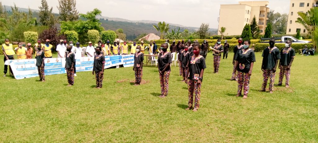 SectorKinyinya's tweet photo. @SectorKinyinya 
KAGUGU Cell  hakomeje  Ubukangurambaga ubudasa mukurwanya covid-19 , #operationOneStop 
#Sindohoka
@gatjmv @PudenceR @CityofKigali @Gasabo_District @umwigemepo @ngangare1 @RwandaLocalGov @Rwandapolice https://t.co/sbnYNrcBGH