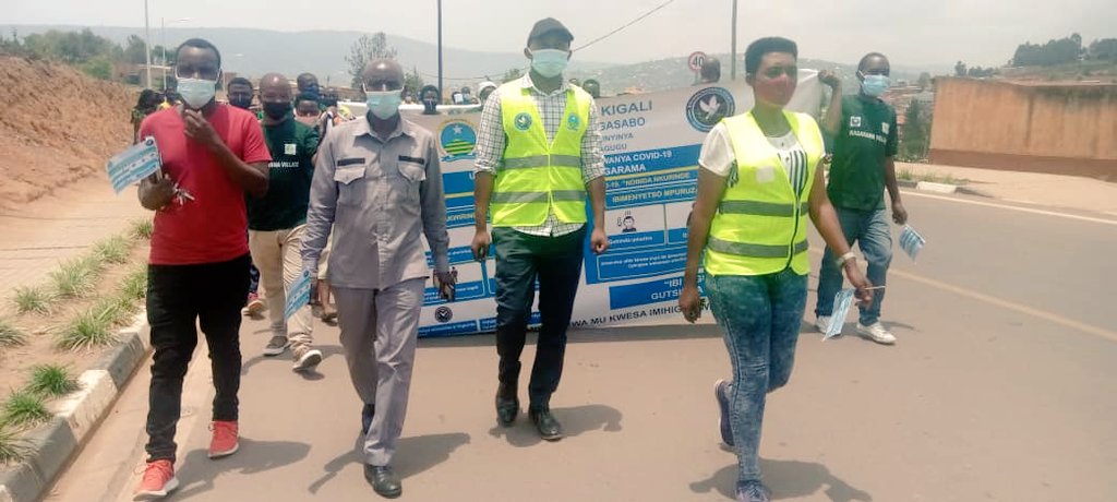 SectorKinyinya's tweet photo. @SectorKinyinya 
KAGUGU Cell  hakomeje  Ubukangurambaga ubudasa mukurwanya covid-19 , #operationOneStop 
#Sindohoka
@gatjmv @PudenceR @CityofKigali @Gasabo_District @umwigemepo @ngangare1 @RwandaLocalGov @Rwandapolice https://t.co/sbnYNrcBGH