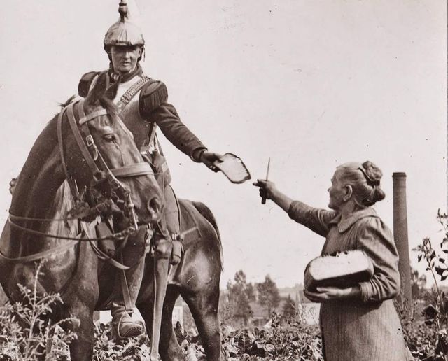 フランスでは、1914年まで胸甲を着用した胸甲騎兵が存在していた。第一次世界大戦が始まった当初、輝く胸甲の上にカモフラージュ用のカバーを装着した胸甲騎兵が動員されたものの数週間で姿を消している。
(正式に胸甲の着用が廃止されたのは1915年10月のことである) 