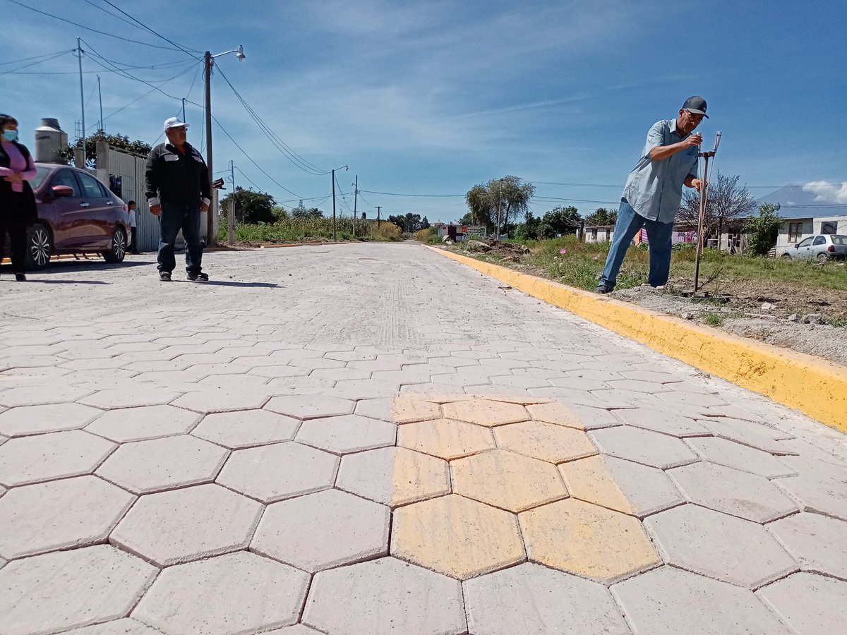 trasnformacion's tweet photo. La construcción de la calle #VistaHermosa es una obra que fue olvidada por muchos años y que ahora beneficia a más ciudadanos en Xoxtla,  logrando una mejor imagen urbana y con ello garantizar mayor seguridad, así lo informó el Presidente Municipal @Angel_FloresR_. https://t.co/AwZ4qd6No1