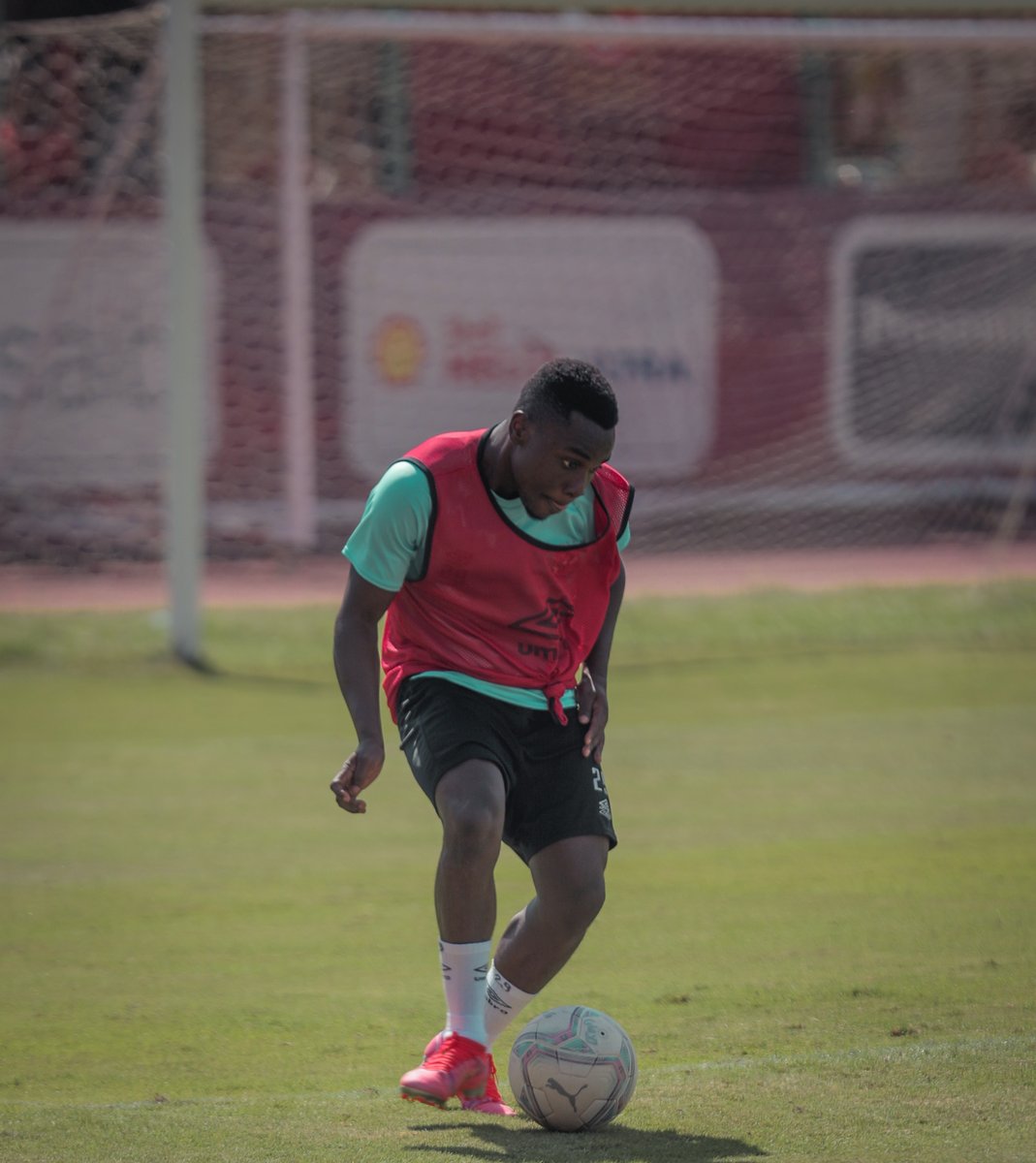 AlAhly's tweet photo. لقطات من تدريب فريقنا قبل السفر إلى النيجر لمواجهة الحرس الوطني في مستهل مشوار الفريق للدفاع عن لقب دوري أبطال أفريقيا📸🦅💪
#أفريقيا_يا_أهلي https://t.co/sEeBNwlsDl