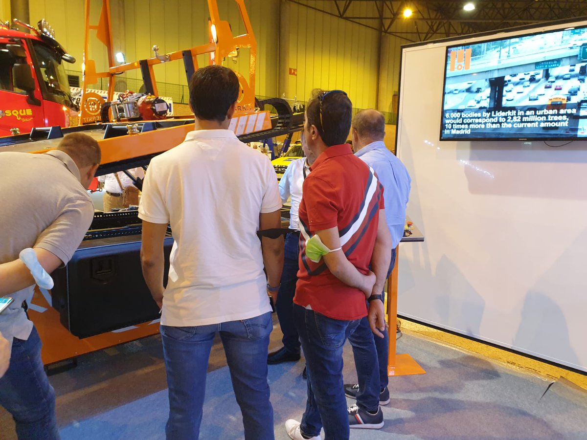 liderkit's tweet photo. 👏👌 ¡No paramos en nuestro stand en @FirecaFibes (@fibesevilla)! Plena actividad con la visita de numerosas empresas 👥🤝 y particulares que se han interesado por nuestra novedosa ⚙ #grúa portavehículos. 👌
¡Todo coincidiendo con nuestro #30Aniversario! 🎊
#Transporte #Fireca https://t.co/qfyQiLhzZ4