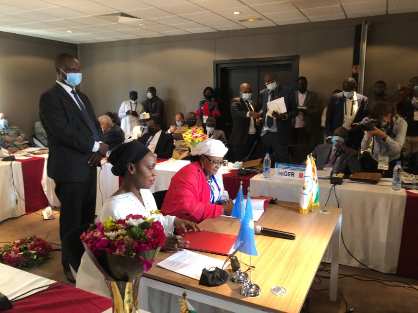 SD3C_Sahel's tweet image. Concernant les pays membres du G5 Sahel, ces accords ont été signés le 13 février 2021 à N’Djamena au Tchad; lors de la 9ème session ordinaire du Conseil des Ministres du G5 Sahel.
•
•
#jointprogram #sahel #sd3c #convention #financement #g5sahel #fao #fida #pam #uniss