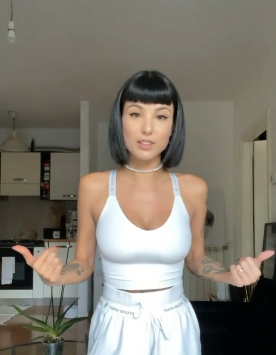 GSoleriNews's tweet photo. About yesterday in Giorgia's IG stories:

In the first one, she talks about the difficulties with her driving school and in the second one about a white fabric that is very soft and how she didn't know she could love white so much before this set! https://t.co/xAXxZM8CC0