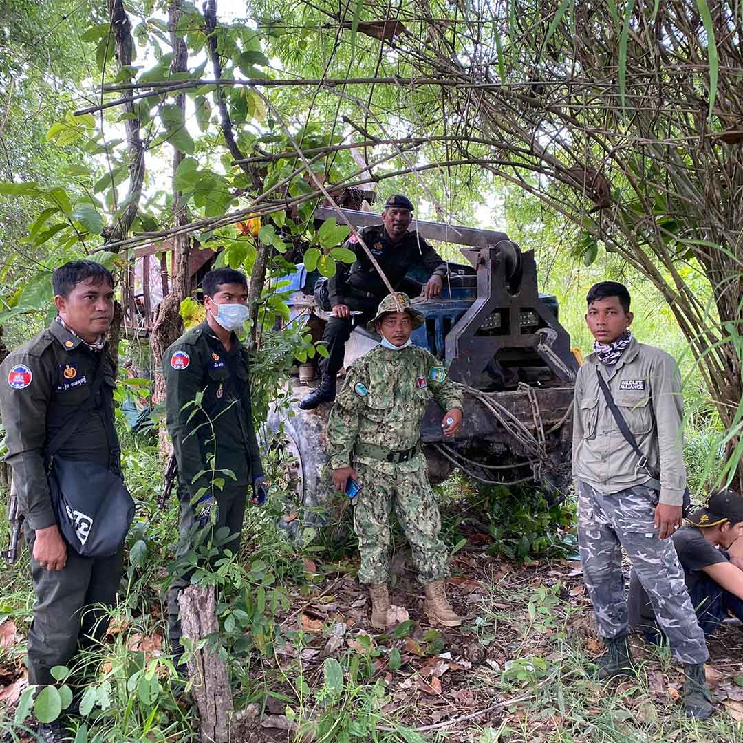 A joint patrol by rangers in Koh Kong province stopped & confiscated a truck transporting luxury timber.
Last year, rangers in the Cardamoms confiscated almost 200m3 of illegal timber. 
@EnvCambodia 
 #deforestation #timber #illegal #protect #ProtectTheCardamoms #Cambodia #asia