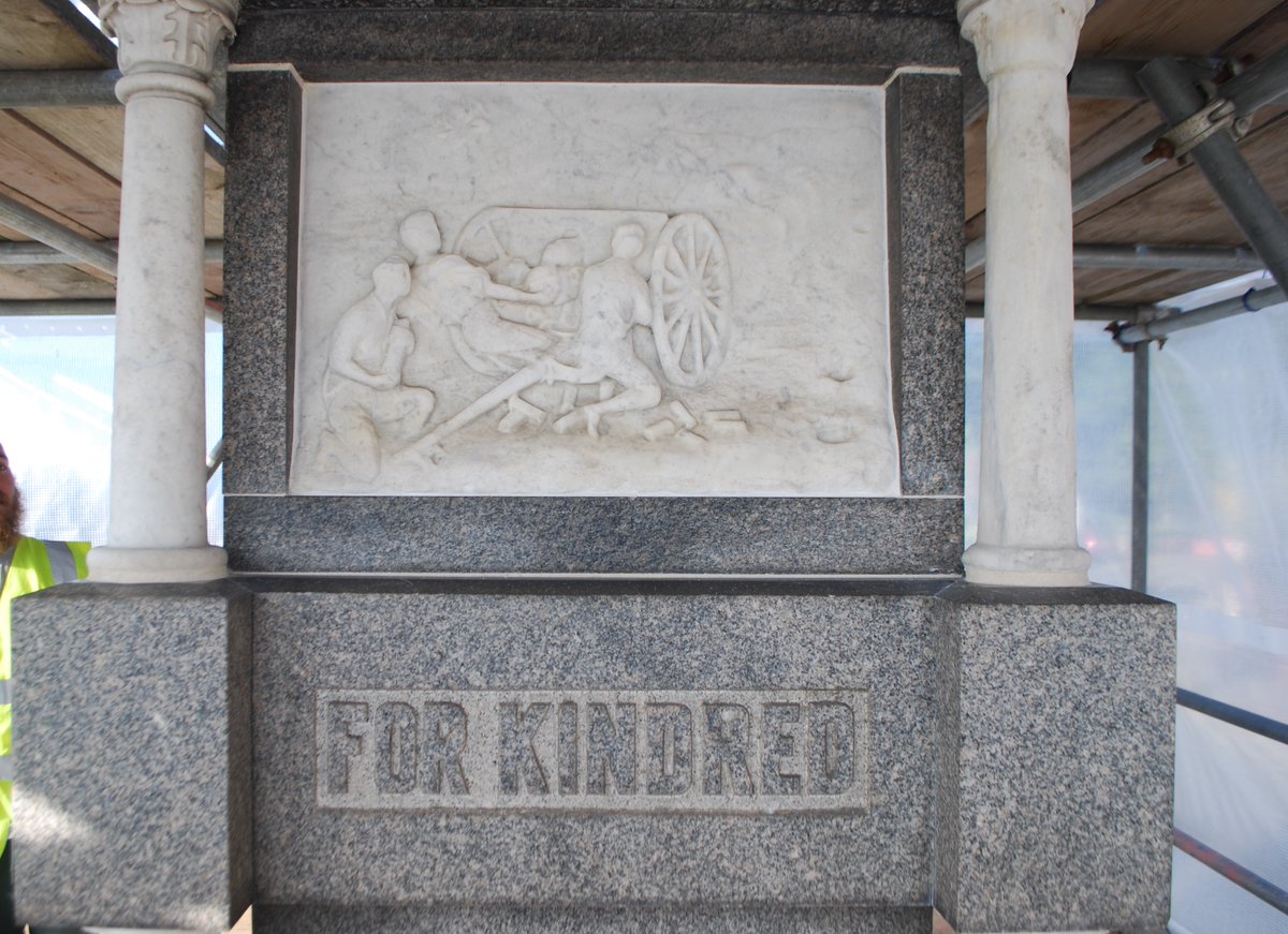 On the east face, the panel shows artillery in action and the lintel is inscribed ‘FOR KINDRED’, and the plinth ’PALESTINE’. #HistoricHighStreets, @ConservationLtd and @OA_Architecture. #lestweforget2021 (5/5)