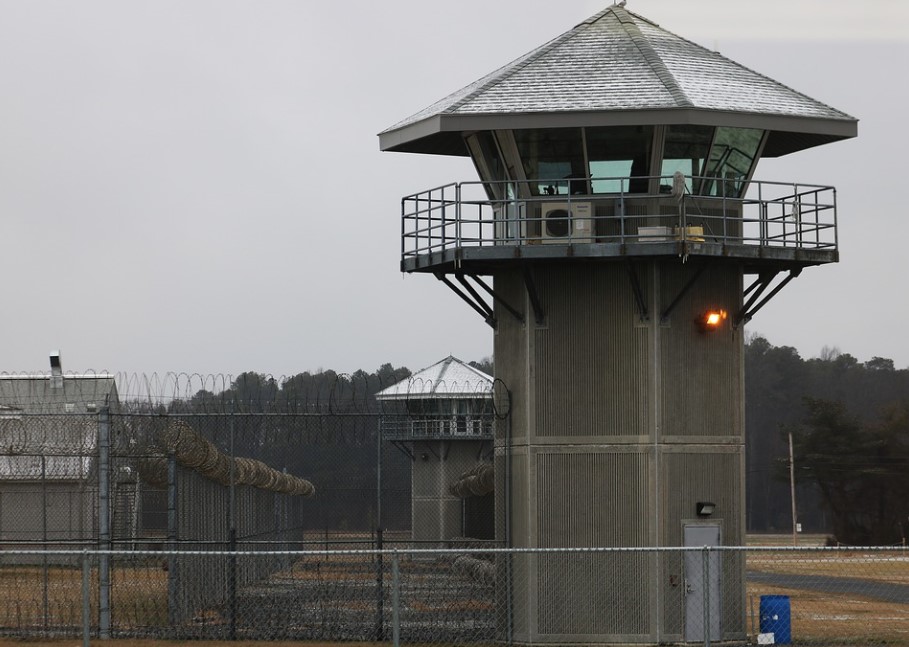 700 nouveaux postes de surveillants pénitentiaires à pourvoir partout en France #Emploi 
avenir-cotedazur.net/carriere_10077…