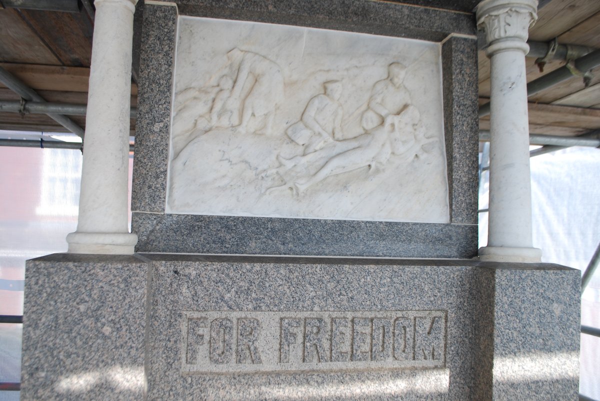 On the south face the relief panel shows a wounded soldier on a stretcher being tended with the words ‘FOR FREEDOM’ on the lintel and ‘FRANCE’ on the plinth. #HistoricHighStreets, @ConservationLtd and @OA_Architecture. #lestweforget2021 (4/5)