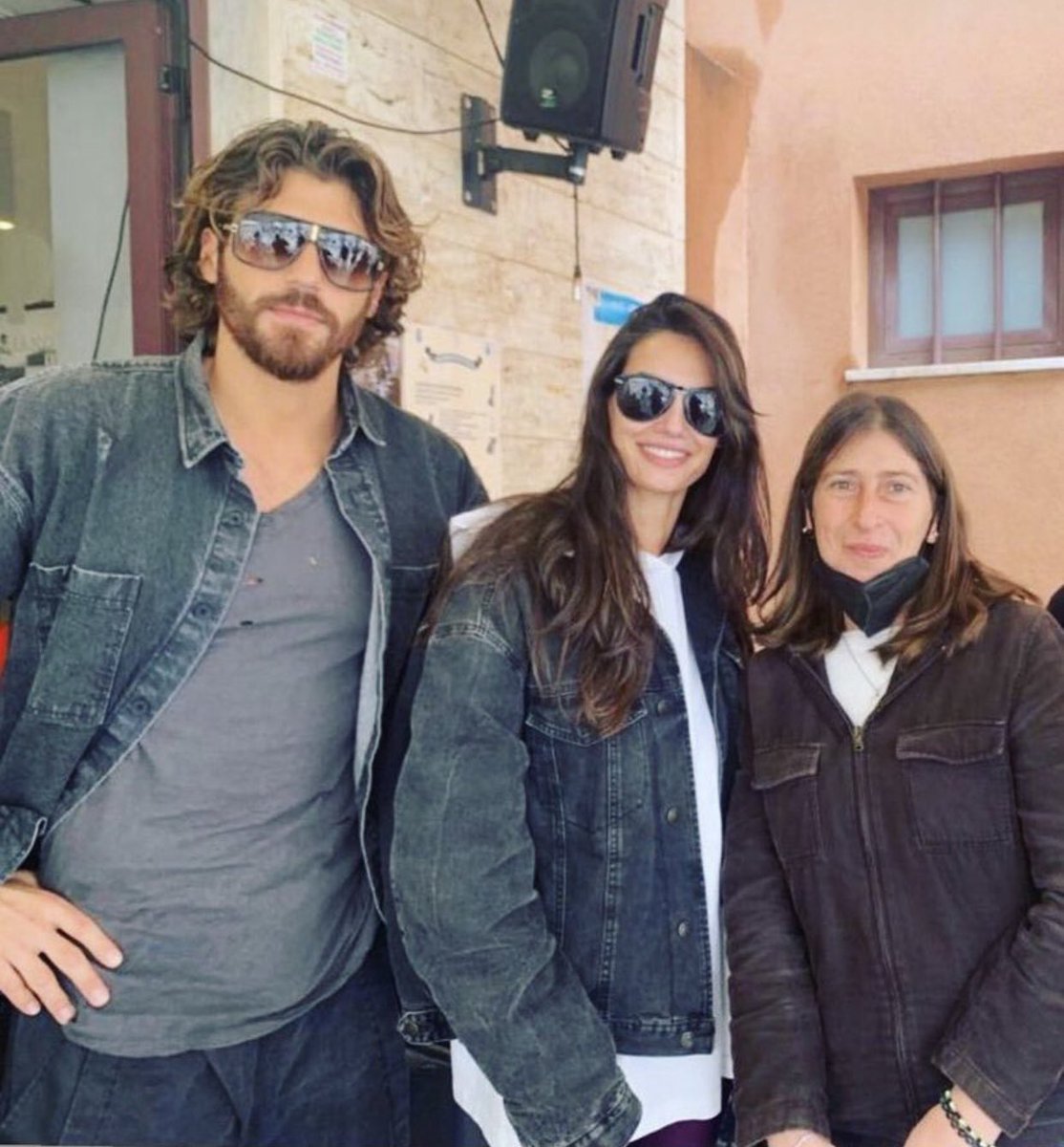 Break time from shooting 🎥❤️ #CanYaman with #FrancescaChillemi & team of #ViolaComeIlMare 💥💥 #LuxVide #FrancescoDemir