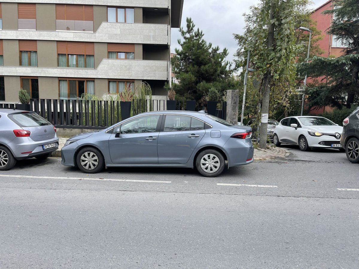 bsoykal's tweet photo. Gri arabanın parkettiği noktadan araç çekilebilir mi ? https://t.co/1dZviVpoSR