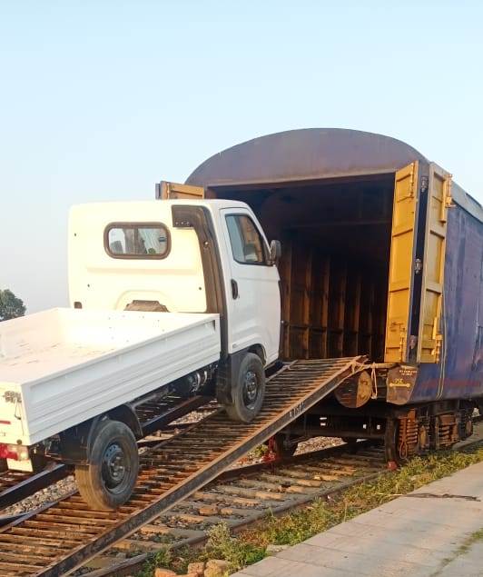 nerailwaygkp's tweet photo. वर्तमान वित्त वर्ष में ''पहला ऑटो इंटरनेशनल लोडिंग''

पूर्वोत्तर रेलवे के इज्जतनगर मंडल के हल्दी रोड  स्टेशन से   बांग्लादेश के बेनापोल लिए 100 टाटा एस की पहली लोडिंग की गई।
@RailMinIndia  @drm_drmizn https://t.co/crAZ8Pctw7