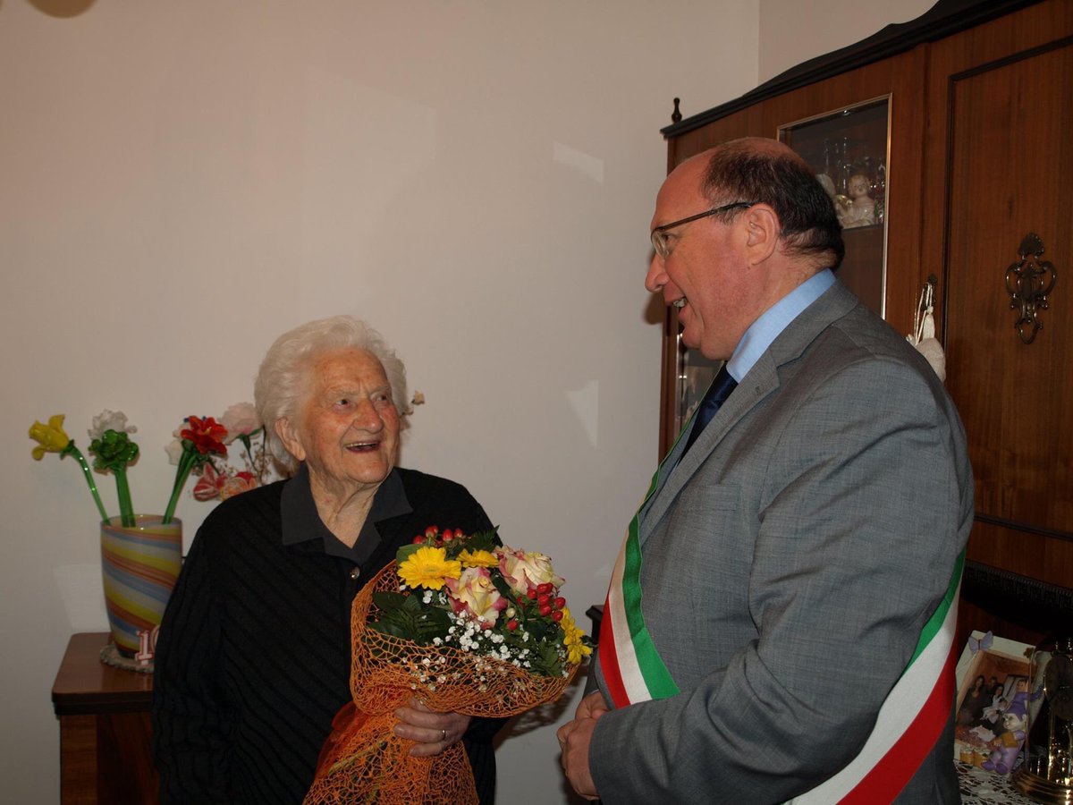 afollini's tweet photo. Classe 1913. Prima Brentel, la nonna più nonna di tutta Marcon, compie oggi la splendida età di 108 anni, portati ancora divinamente! 
La migliore rappresentazione della nostra città. Auguri Prima!

In foto il 14/10/2016, quando compì 103 anni: praticamente na putea! https://t.co/2FlcNR4d4K
