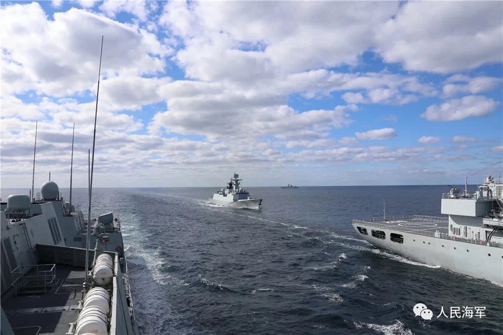 #China and #Russia holding jointed naval exercise at Peter the Great Gulf, Sea of Japan.
中俄“海上联合-2021”联合军事演习在彼得大帝湾开幕
PLA navy Type 055 destroyer DDG101 and Type 054A frigate FFG515 receiving supply from Type 903A Dongpinghu replenishment ship↓↓