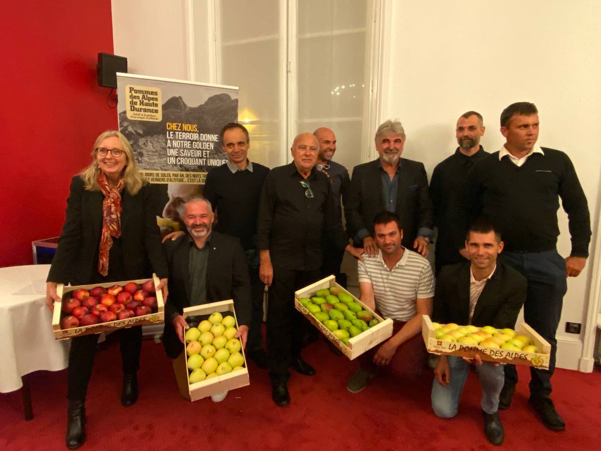 PascaleBoyerEM's tweet photo. A l'@AssembleeNat, mise à l’honneur de la filière arboricole des #HautesAlpes : au cours de cette soirée consacrée à la #pomme des #Alpes.
L’occasion de faire découvrir ce fruit cultivé entre 600 et 1000 mètres d’altitude, ce qui leur donne un goût particulièrement fruité. https://t.co/sWPao5MZh3