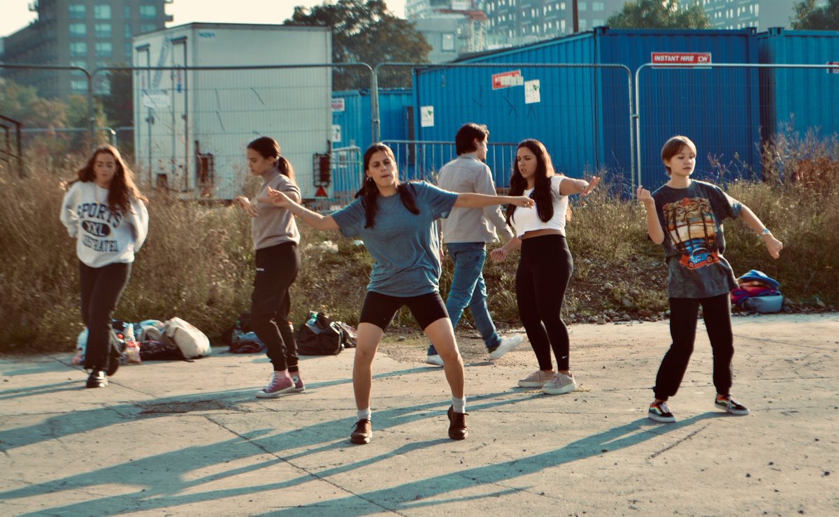 Check out these amazing behind-the-scenes photos from rehearsals for ARRIVAL, the new immersive theatre experience around the #RoyalDocks, which opens in a week! Have you got your ticket yet?
royaldocks.london/whats-on/arriv…

#RoyalDocksOriginals
📸: @AmmarHajAhmad