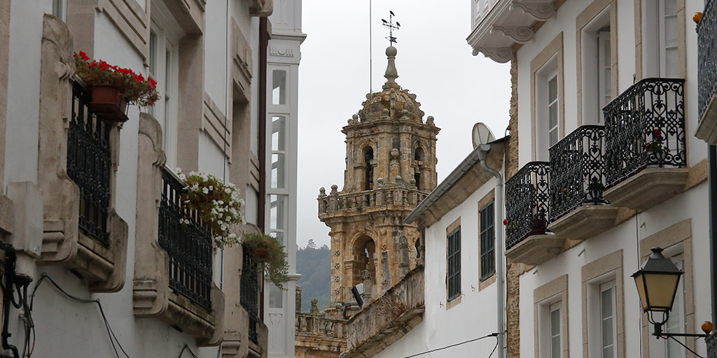 EspanaEnLatam's tweet photo. Time seems to stop at #Mondoñedo, one of the most beautiful little towns in #Spain. 😍 Its historic quarter is mesmerizing, with the gorgeous cathedral-basilica at its centre. Ready to explore it?

👉 https://t.co/kN0F1Tu9go

#YouDeserveSpain #VisitSpain #Lugo @Turgalicia https://t.co/gnybDGGV1u