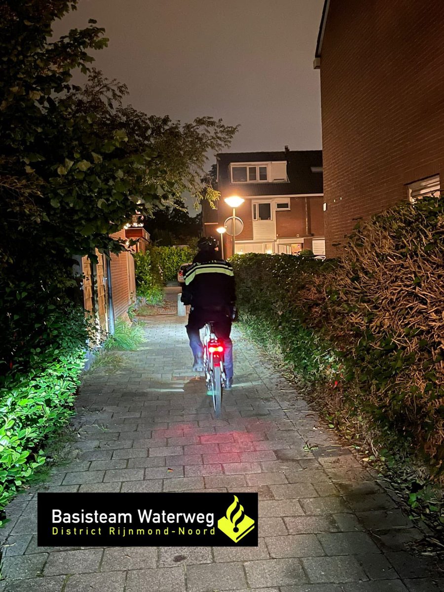 PolitievrijwW's tweet photo. Gisteravond de #Vlaardingse Wijken in geweest op de fiets. Vele steegjes, pleinen, parken en speeltuinen bezocht. Veel bewoners gesproken. Was nuttig๐ #DDO https://t.co/bnlSJa2P1m