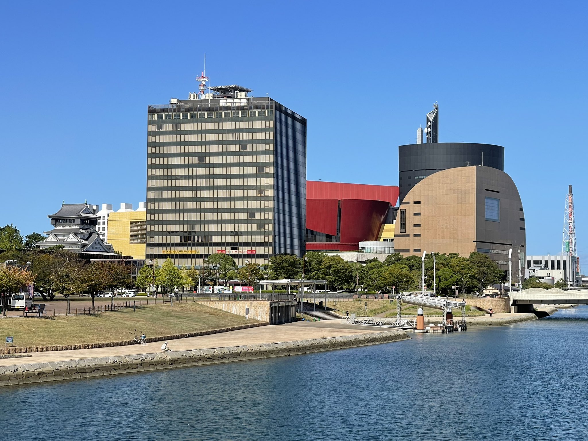 イヴママ Gzvv6rtlzuraug2 紫川 昔は汚れていたのよねー 今は随分きれいになったなぁ 小倉パック 最高ー リバーウォーク北九州のカバの後ろ姿 笑 小倉城リバーウォーク北九州の人魚姫 T Co Fog71cmupj Twitter