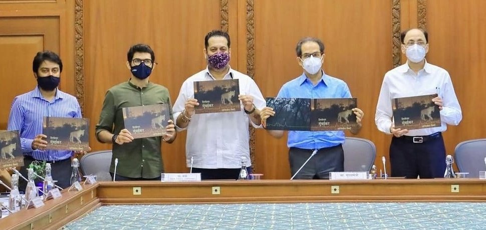ranjeetnature's tweet photo. Feeling Honoured to share that a coffee table book  titled  'Leopards of Aarey' was released on Tuesday at the hands of @CMOMaharashtra  @AUThackeray @MeDeshmukh. The book is  dedicated to the leopards of Aarey and to Mumbaikars. @RandeepHooda @nayankhanolkar #TejasThackeray https://t.co/6JYouALzwg