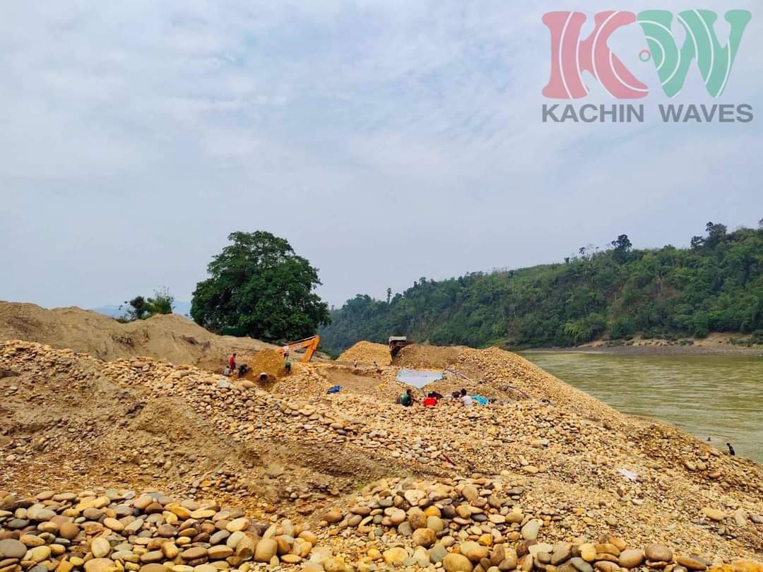 kachinwaves's tweet photo. Kachin - Oct 14, 2021.
After the military coup, gold mining resumed along the banks of the Irrawaddy in the area of Myitsone (confluence), said the Myitsone residents. Gold mining has resumed in areas where the gold mines were closed due to local people’s opposition in the past. https://t.co/e74YO7ALGq