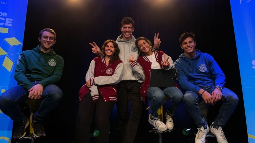 infoANS_IT's tweet photo. I ragazzi e le ragazze della 5^ Scientifico opzione Scienze Applicate del Liceo Salesiano #Valsalice hanno vinto la finale del concorso #MadforScience, il concorso nazionale promosso dalla fondazione DiaSorin 

https://t.co/HaaPlWKeP1 https://t.co/2Q7Zi9aGX8