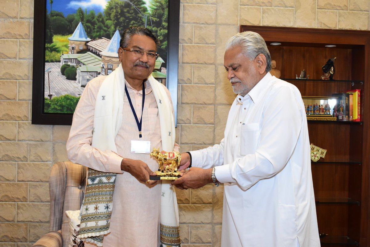 આજરોજ દિલ્લી ખાતે મત્સ્ય, પશુપાલન અને ડેરી ઉદ્યોગના કેન્દ્રીય મંત્રી શ્રી <a href="/PRupala/">Parshottam Rupala</a> જી સાથે શુભેચ્છા મુલાકાત કરી, ઉજ્જવળ કાર્યકાળની શુભકામનાઓ પાઠવી. તેમના નિપૂર્ણ નેતૃત્વ અને માર્ગદર્શન હેઠળ મત્સ્ય, પશુપાલન અને ડેરી ઉદ્યોગ વધુ  વિકસિત અને સશક્ત બનશે.