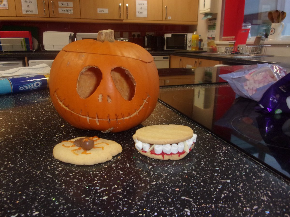 springfieldpru's tweet photo. Students got spooky with these Halloween biscuits #sprfood https://t.co/FmNrq4sRrt