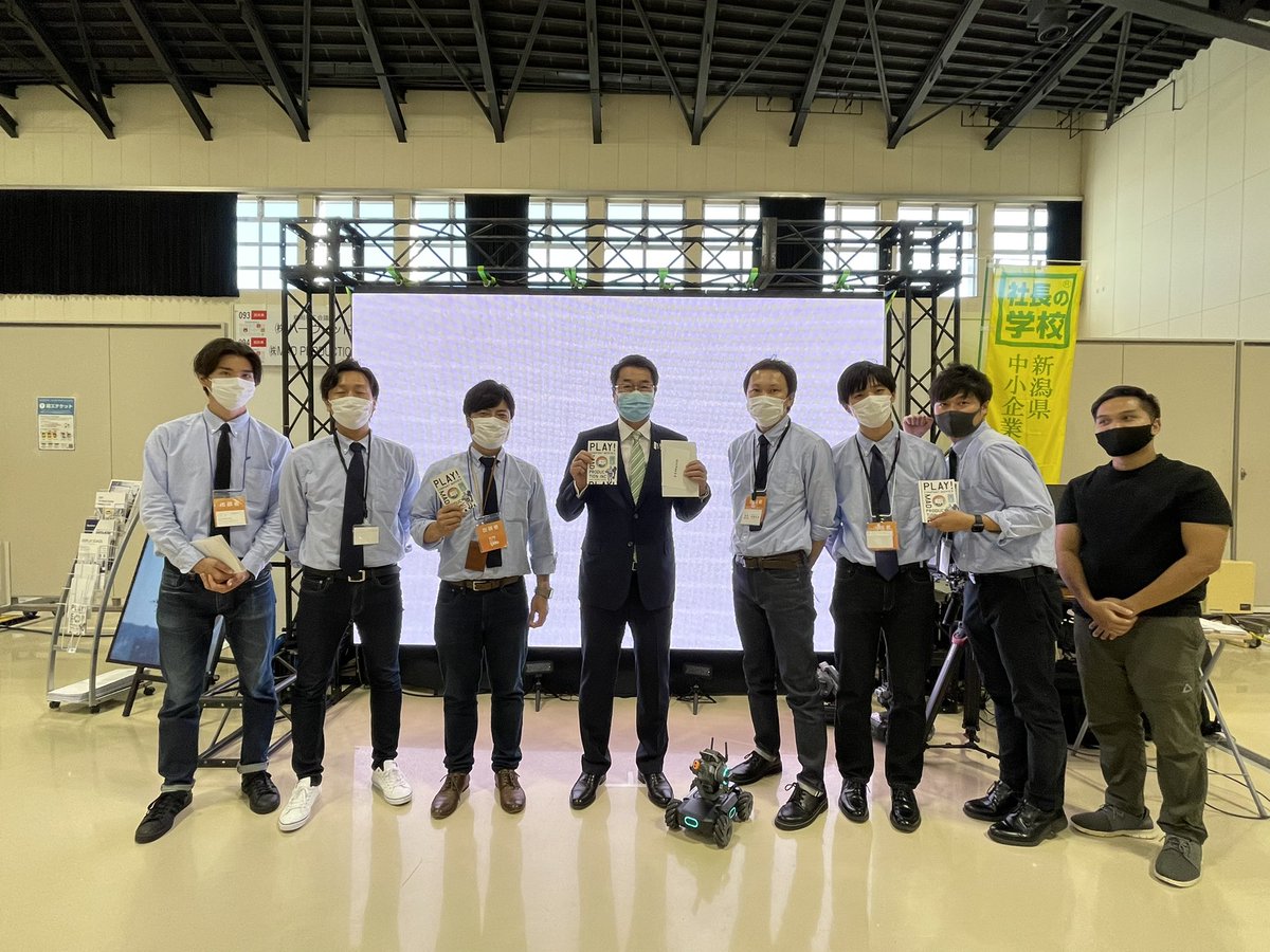 MADPRODUCTION_'s tweet photo. なんと、先程新潟市長さんが来てくださいました!
弊社の映像を見てくださり、集合写真まで!📸✨
もっとより多くの方へ動画を通して感動を届けていけるよう、努めてまいります!
#MADPRODUCTION
#新潟
#映像会社 https://t.co/AFX4PVLyzf