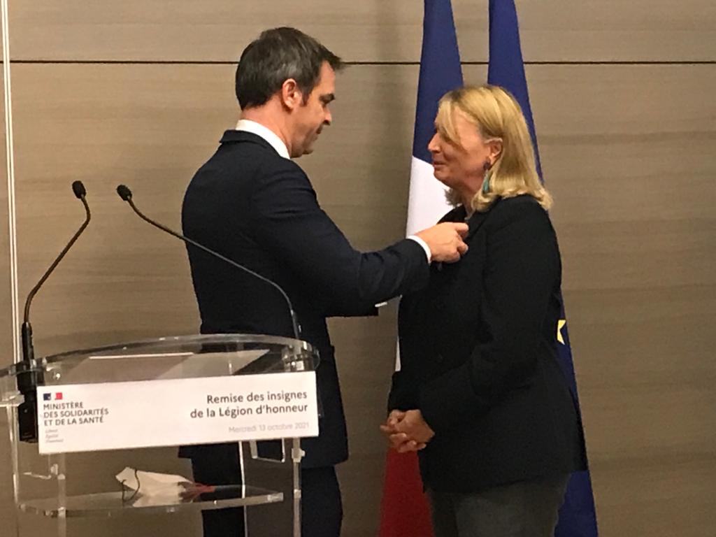 Banques Alimentaires (@banquesalim) on Twitter photo Remise de la médaille de la légion d'honneur par <a href="/olivierveran/">Olivier Véran</a> à :
- Laurence Champier (<a href="/champier_l/">Laurence Champier</a>), Directrice Générale des <a href="/BanquesAlim/">Banques Alimentaires</a>
- Christian Chédru, Président de la Banque Alimentaire de l'Isère
➡️Reconnaissance de 2 parcours exemplaires au service de l'intérêt général Remise de la médaille de la légion d'honneur par <a href="/olivierveran/">Olivier Véran</a> à :
- Laurence Champier (<a href="/champier_l/">Laurence Champier</a>), Directrice Générale des <a href="/BanquesAlim/">Banques Alimentaires</a>
- Christian Chédru, Président de la Banque Alimentaire de l'Isère
➡️Reconnaissance de 2 parcours exemplaires au service de l'intérêt général