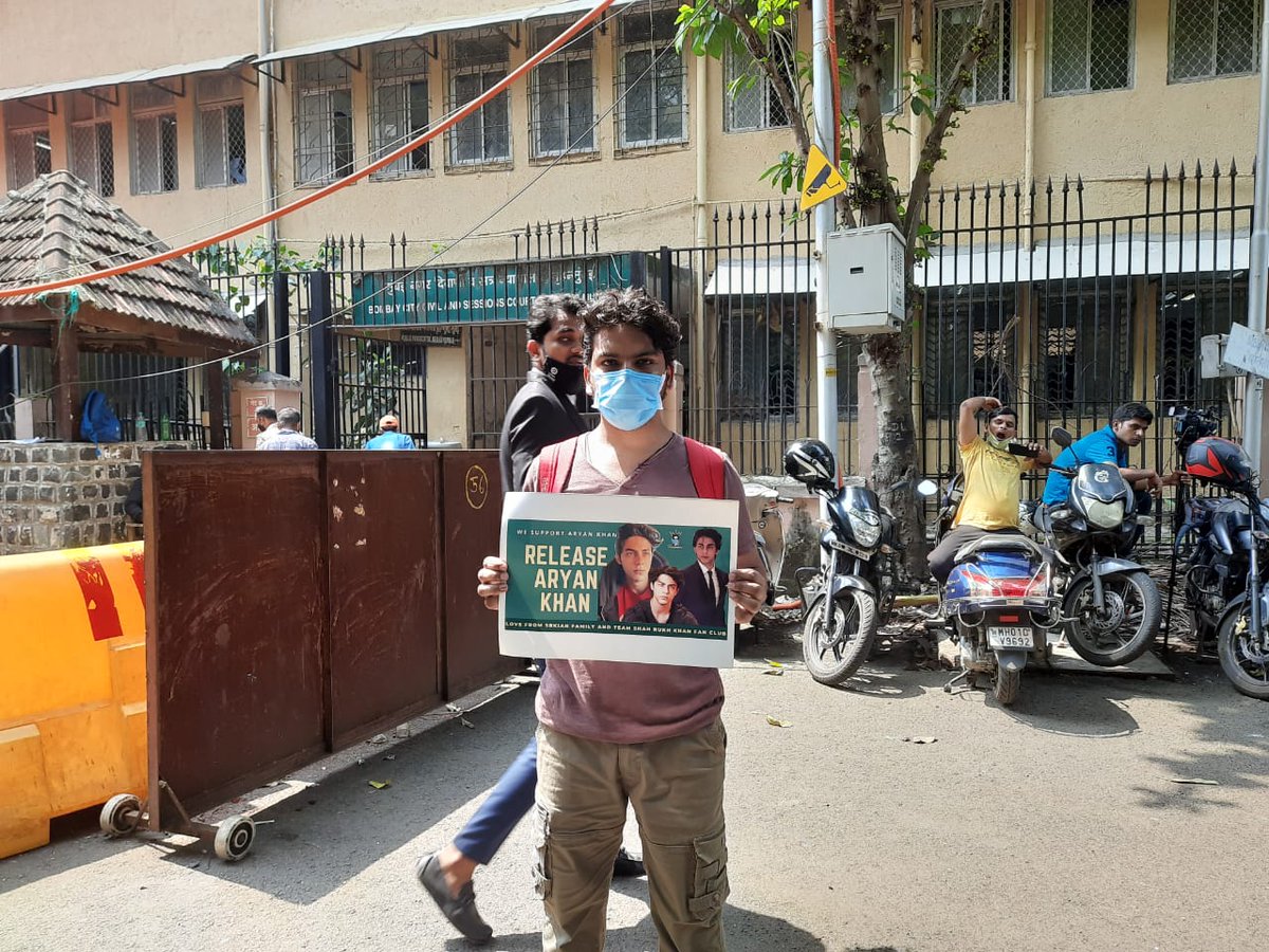 teamsrkfc's tweet photo. If the World is against you, we're against the World!
Straight from the court, extending our support for #AryanKhan 💪
@iamsrk
#WeSupportAryanKhan #ReleaseAryanKhan https://t.co/BvVwRwpHHW