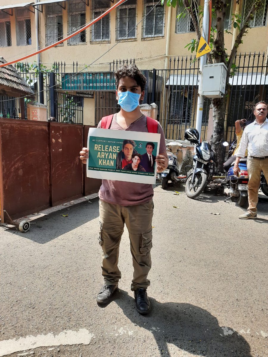 teamsrkfc's tweet photo. If the World is against you, we're against the World!
Straight from the court, extending our support for #AryanKhan 💪
@iamsrk
#WeSupportAryanKhan #ReleaseAryanKhan https://t.co/BvVwRwpHHW