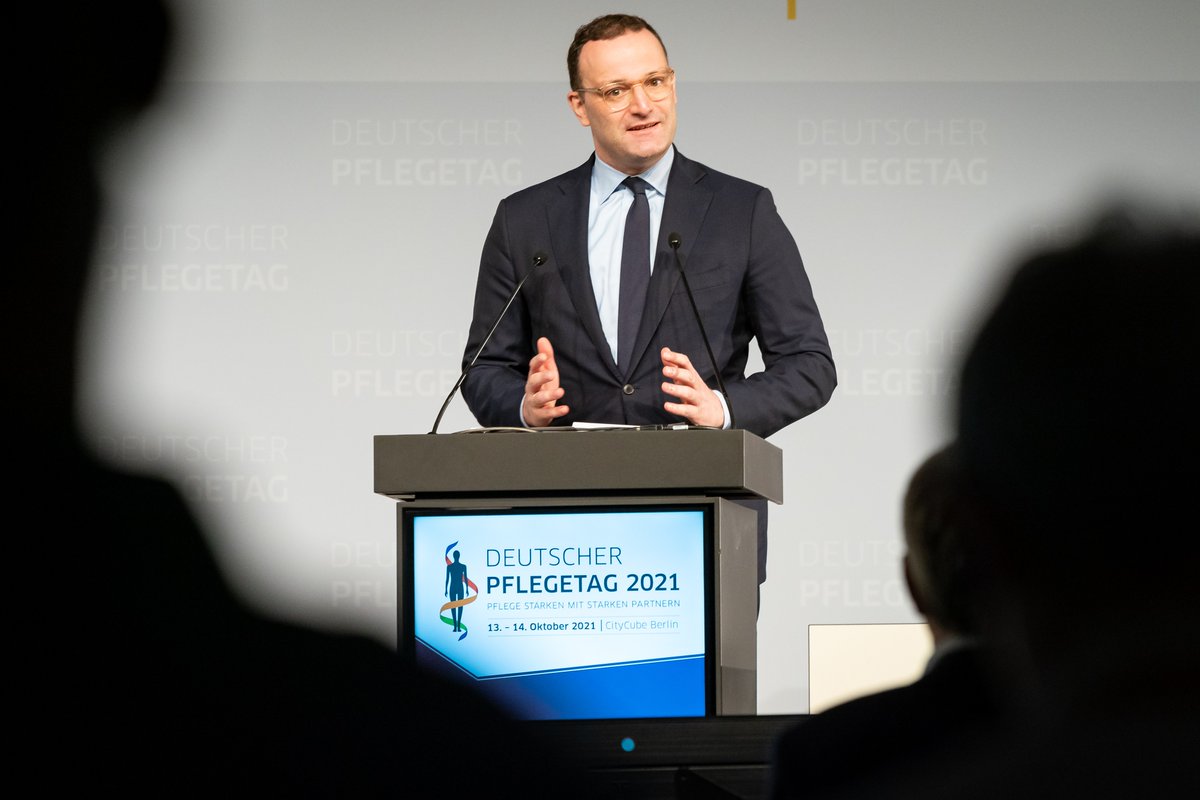 BMG_Bund's tweet photo. „Die #Pandemie hat gezeigt, wie wichtig ein starkes Gesundheitssystem ist. Die #Pflege ist die größte Berufsgruppe im Gesundheitswesen & wird von jeder Einzelnen, jedem Einzelnen gebraucht.“ @jensspahn nutzte s. Rede beim @pflegetag, um sich bei den Pflegenden zu bedanken. #DPT21 https://t.co/1UAMK9ppCB
