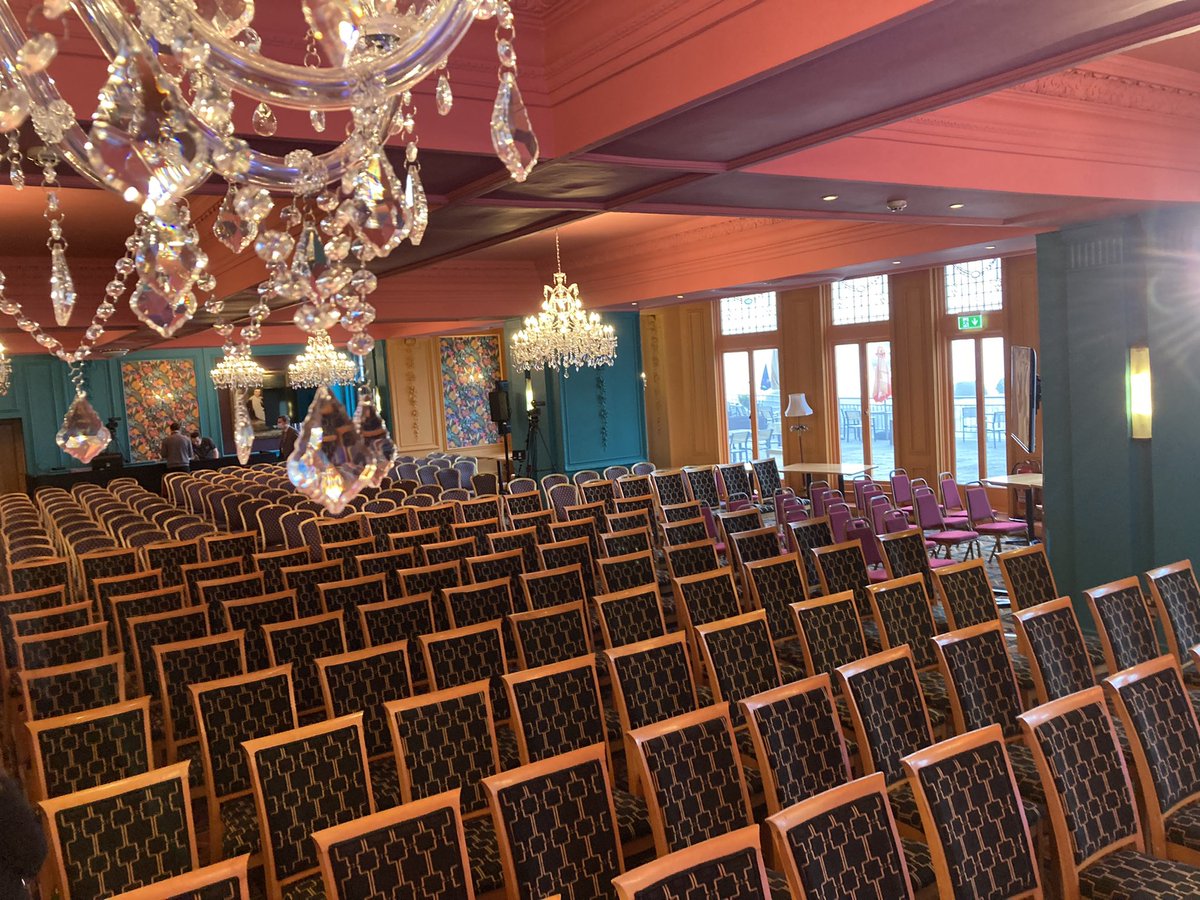 LaurenceFrewin's tweet image. Final preparations underway to create the most special day for our UCSD graduates #classof2020 #classof2021 @UCSouthDevon @sdcollege 👩‍🎓 👨‍🎓 📜