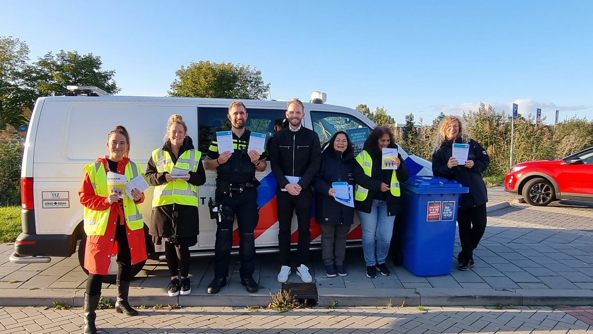 Het is de #weekvandeveiligheid2021 ! Preventieadviseurs gingen samen met de wijkagent en opbouwwerkers naar Stedenwijk om bewoners te informeren over #buurtpreventie. Sluit je aan bij buurtpreventie en help zo jouw buurt veilig te houden! Info: veilig.almere.nl/burgerparticip…