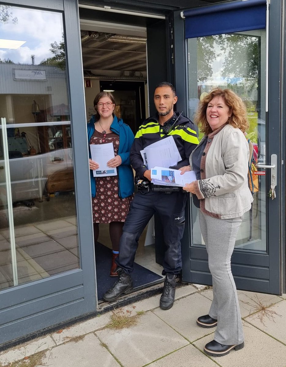 Deze week gingen onze preventieadviseurs samen met politie en stadstoezicht langs alle ondernemers in #Almere om ze veiligheidstips te geven. Is jouw onderneming beschermd tegen bijvoorbeeld #internetcriminaliteit en #overvallen? Kijk op: veilig.almere.nl/ondernemers-en…