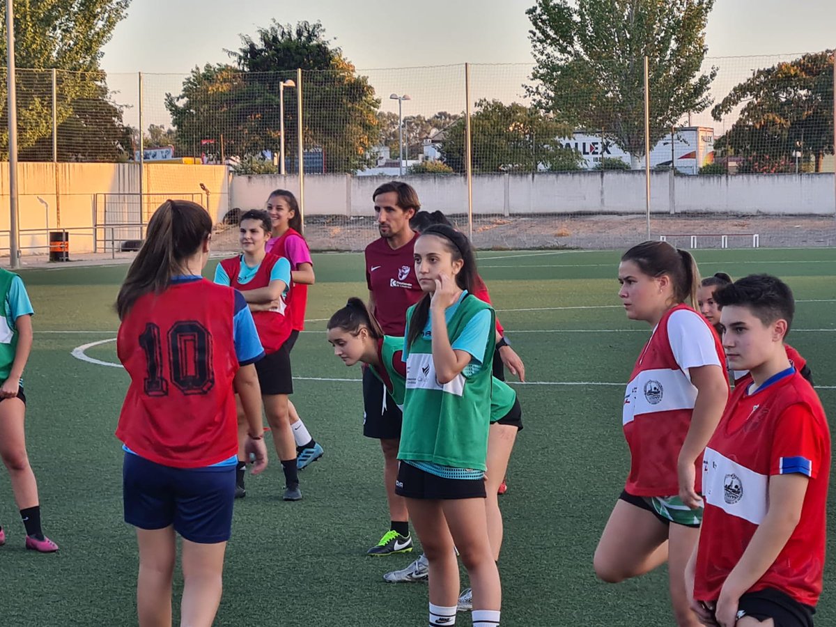 Nuevo entreno femeninas sub15 y sub17 @RFAF_Cordoba #JaviBermúdez <a href="/FundacionLCF/">Fundación Lucena CF</a> <a href="/CordobaFemenino/">Córdoba CF Femenino</a> <a href="/CityLadiesFC1/">Córdoba City Ladies F.C.</a> <a href="/ELITECORDOBA/">ELITE CORDOBA</a> <a href="/Allende1994/">U.D. Salvador Allende</a> <a href="/LucecorC/">Cd Lucecor</a> <a href="/SalermPG/">Salerm Puente Genil F.C.</a> <a href="/don_bosco_cf/">Don Bosco CF</a> @cdpozoalbense <a href="/CDMiralbaida/">CD Miralbaida</a> <a href="/LaRamblaCF/">LaRamblaClubDeFutbol</a> <a href="/cdf_paquillo_m/">CDF.PAQUILLO MORENO</a> <a href="/calvarioypriego/">CALVARIO PRIEGO C.F.</a> <a href="/villarrubiacf74/">villarrubia c.f.</a> <a href="/Martintorralbo/">Martín</a>