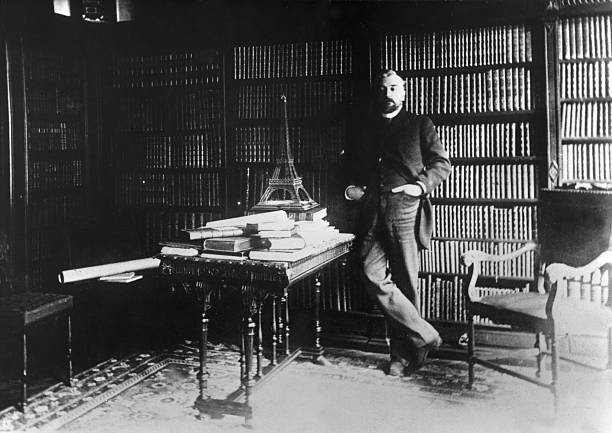 GlobalArtPlace1's tweet photo. Gustave Eiffel posant à côté d'une maquette de la tour et devant le chantier 
via @ParisAMDParis https://t.co/BpFY580HGE