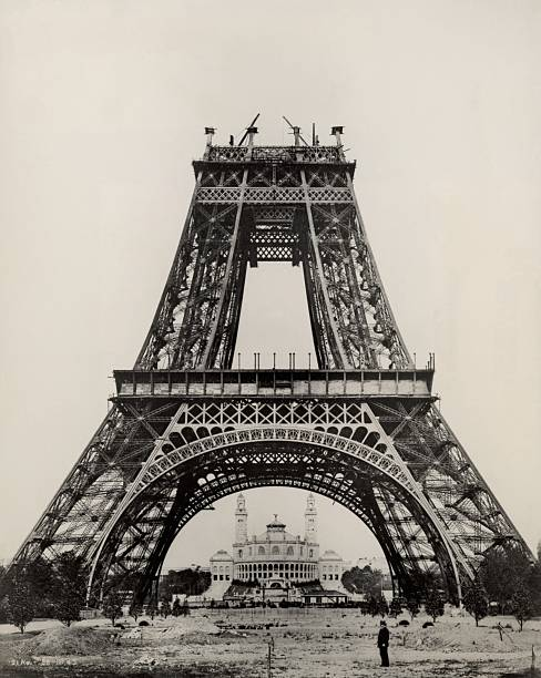 GlobalArtPlace1's tweet photo. Gustave Eiffel posant à côté d'une maquette de la tour et devant le chantier 
via @ParisAMDParis https://t.co/BpFY580HGE