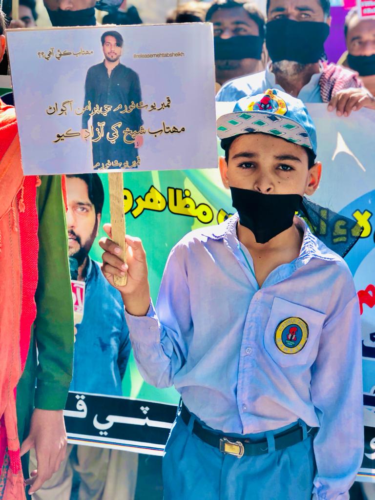 SaleemA08393157's tweet photo. #day_9 
#Releasemehtabshaikh 
@ShkhRasheed @DunyaNews @BBCUrdu @BBhuttoZardari @ImrankhanPakis @ArifAlvi @GovtofPakistan https://t.co/vhGK1deKfw