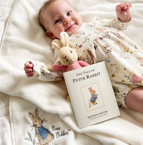 la_petits's tweet photo. Un grand sourire 😊 au programme ce matin, on se motive avec le froid et puis on se plonge dans un bon livre, pourquoi pas Pierre Lapin ? #littératurejeunesse #doudou #HappyJiminDay https://t.co/AcKEFPeV93 https://t.co/XiAHkactNC
