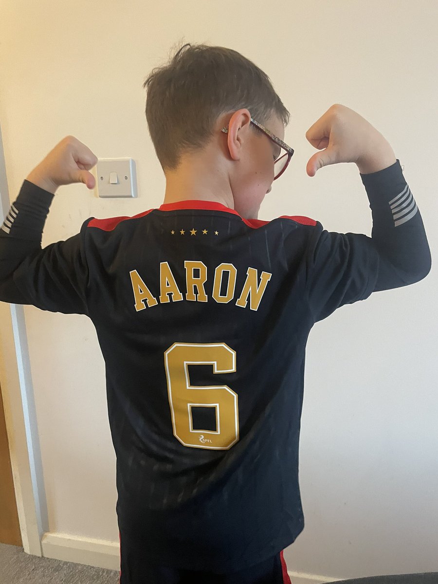 krj_86's tweet photo. Happy 6th to our little hero @kinneyvick . He’s buzzing to go the @RangersFC training session today. Hopefully get a few photos with his favour player #FutureGer #mygers #birthdayboy https://t.co/L98yeQIpjA