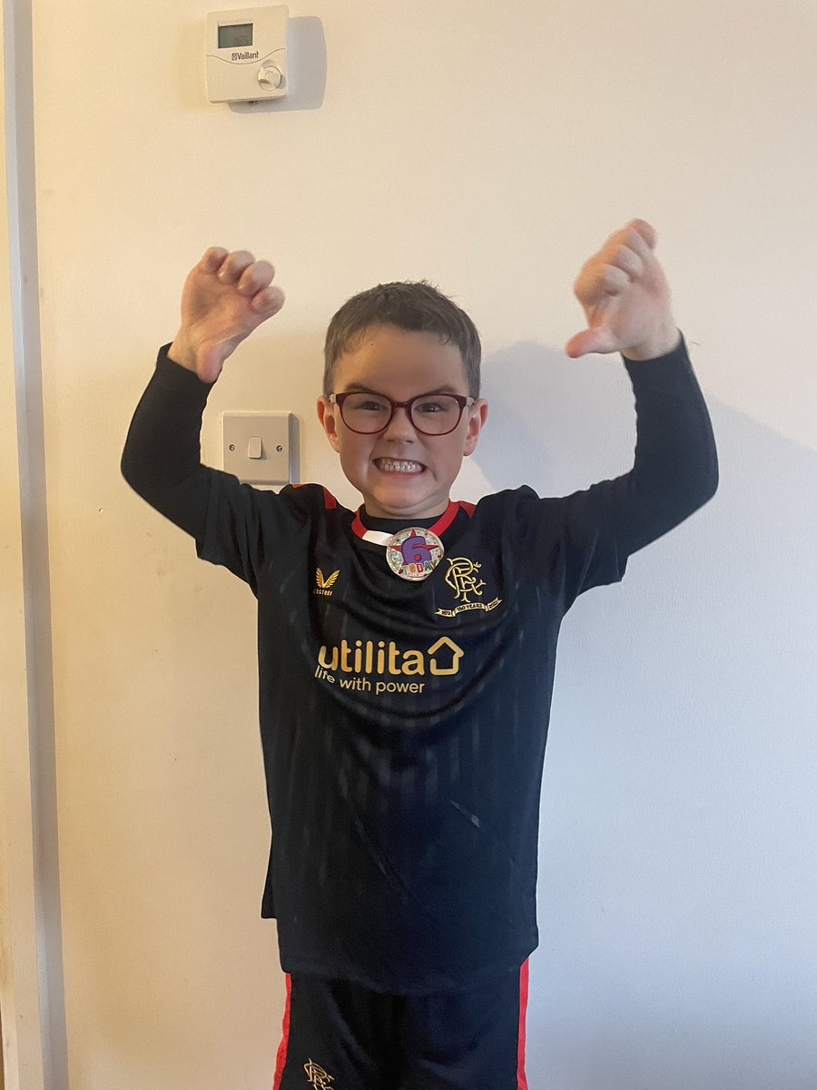 krj_86's tweet photo. Happy 6th to our little hero @kinneyvick . He’s buzzing to go the @RangersFC training session today. Hopefully get a few photos with his favour player #FutureGer #mygers #birthdayboy https://t.co/L98yeQIpjA
