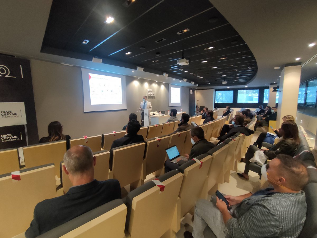 Ceoecant's tweet photo. 👥 Alejandro Pérez, Chief Project Manager de #Newtesol detalla la máquina de cladding para el interior de tubos, una innovación de la empresa que ha sido posible gracias a un equipo altamente cualificado y a un sistema de calidad total. #innnovación https://t.co/0wbqjKaAuv