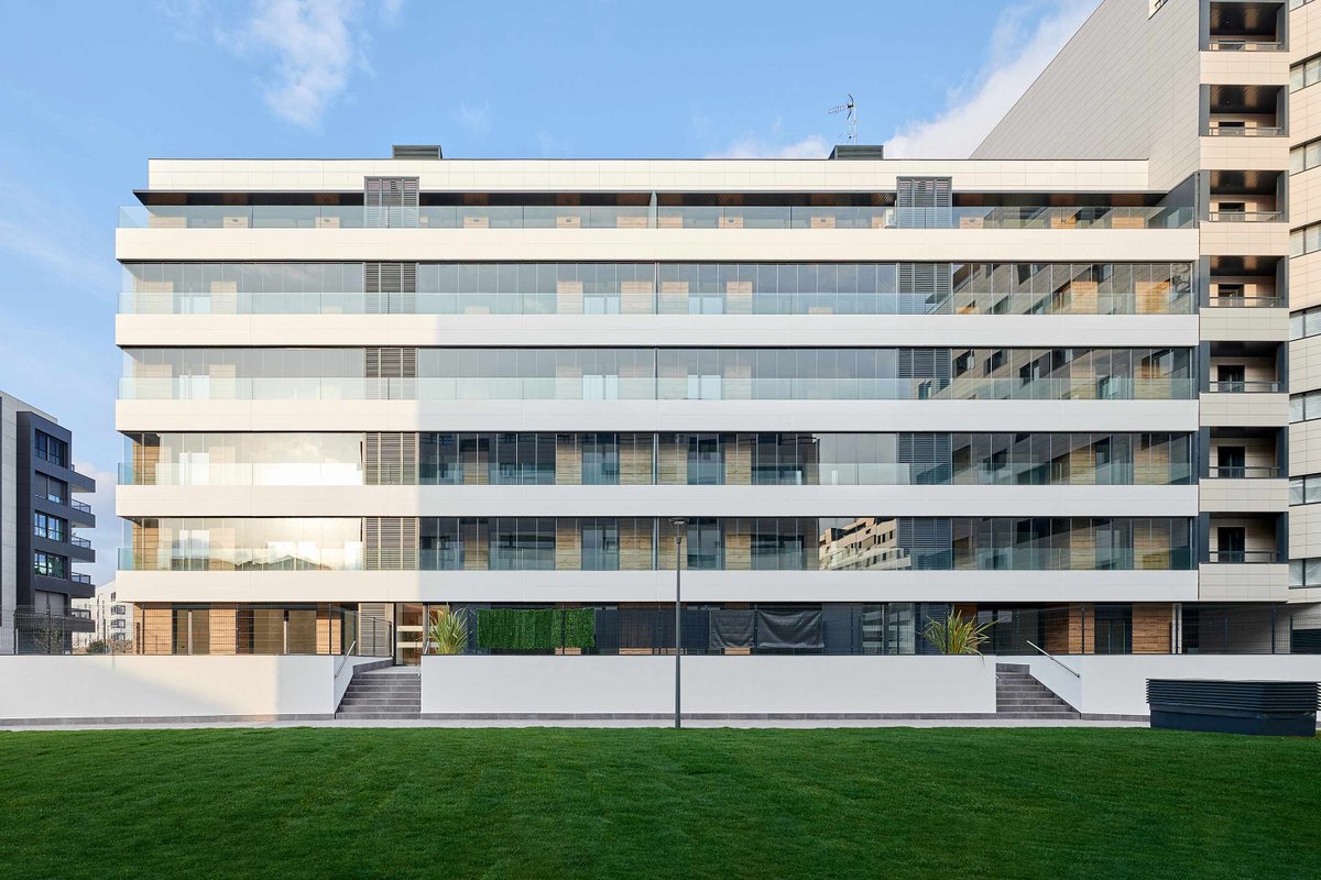 LUMON_Spain's tweet photo. 🌍 El futuro de las ciudades pasa por pensar proyectos arquitectónicos duraderos, eficientes y adaptados a los cambios en el clima.
💻 Construyendo las fachadas del futuro #WebinarPRO
21 de octubre #Gratis
Inscríbete:
👉https://t.co/ofPMPwKSx5
📸 #ProyectosEcharri https://t.co/BjVK011QvY