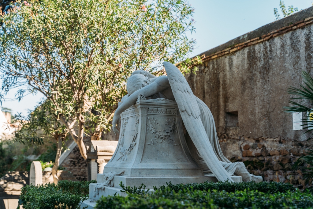 visit_lazio's tweet photo. Nei pressi della #PiramideCestia tra le trafficate strade della Capitale, è possibile  far visita al #Cimiteroacattolico.
Fu realizzato nel ‘700 per consentire una sepoltura agli stranieri non cattolici ed oggi è uno dei cimiteri più suggestivi d’#Europa #Roma #LazioIsMe https://t.co/eUawyhpxFy