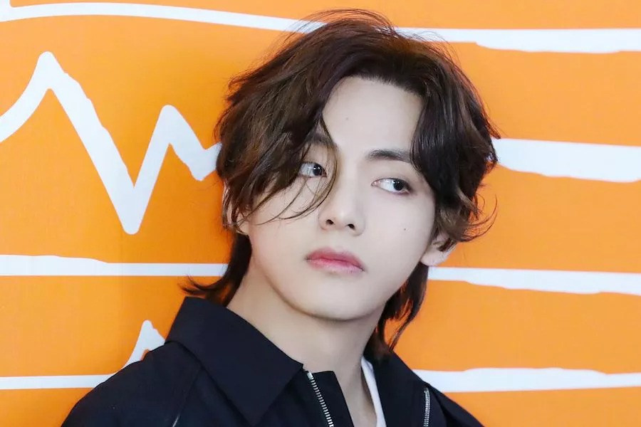 SoompiSpanish's tweet photo. HYBE niega los rumores de relación que involucran a #V de #BTS  https://t.co/MRTY0PmXMO https://t.co/w9VNZD0Zhw