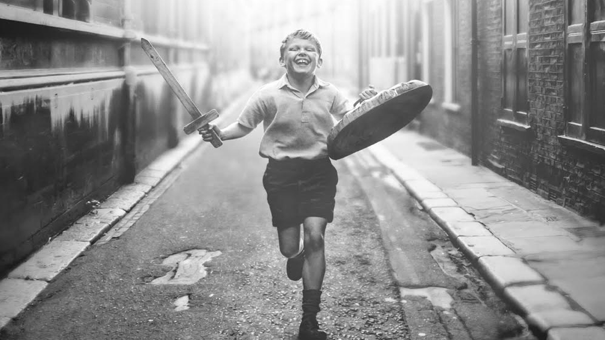 MadMovieMan's tweet photo. A true crowd-pleaser, director Kenneth Branagh's glorious semi-autobiographical Belfast is an absolute joy from start to finish, full of humour and passion, beautiful visuals and one of the year's most lovable ensemble casts.

Review: https://t.co/P6qG48GqpR

#MovieADay https://t.co/1XmPigk99l