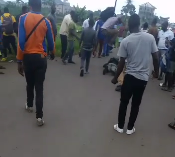A law enforcement officer has been beaten to near death in Buea, South West Region of Cameroon after he opened fire on a car, killing a school girl.

Locals say he opened fire on the car after the girl's father refused to give him a bribe of 500fcfa.

mimimefoinfos.com