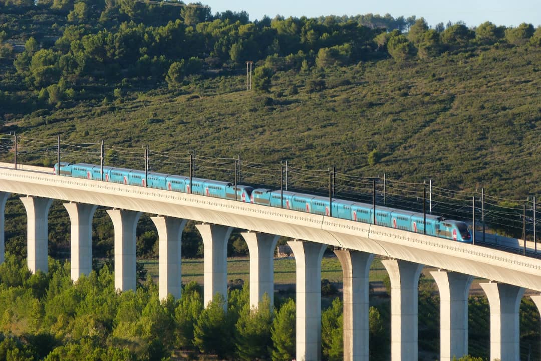 fantransport's tweet photo. Coucher de soleil sur l'impressionnant #viaducdeventabren (1 733m de longueur). Joli point de vue sur la #lgvméditerranée, les #tgvouigo et #tgvinoui (07/10/21). https://t.co/1zNHO3tfbE
